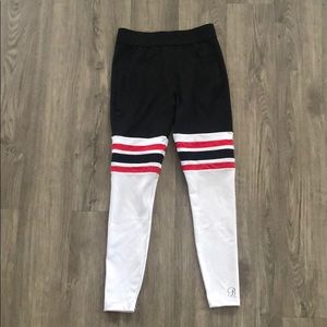 Black and white high waisted leggings.